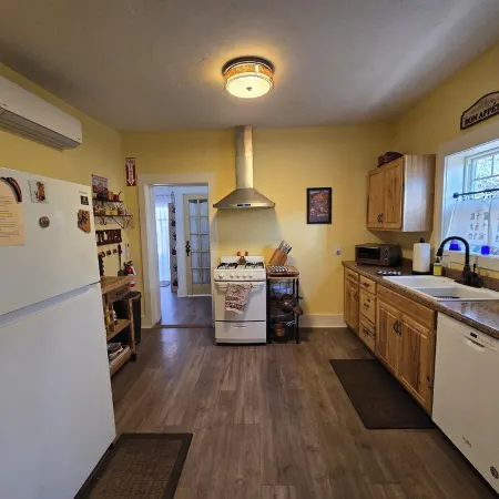 Artsy&Historic 3BR+3BA On site parking! No Stairs!