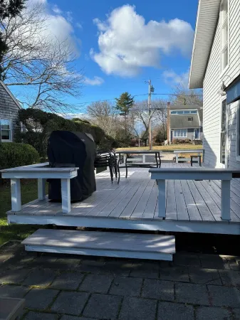 Charming 3-bedroom townhome-like guest unit with AC and WiFi in QEBA