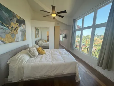 Serenity - Amazing Views & Modern Charm, 1 bedrm, 1 bath, 2 beds, kitchen, deck Hotels near Mt. Helix Park