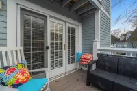 Luxe Condo in Norwich Less Than 3 Minutes From Mohegan Sun