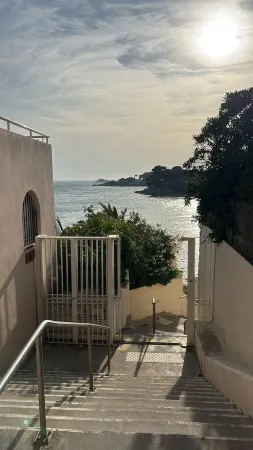 Ideal location Отели в г. Бандоль