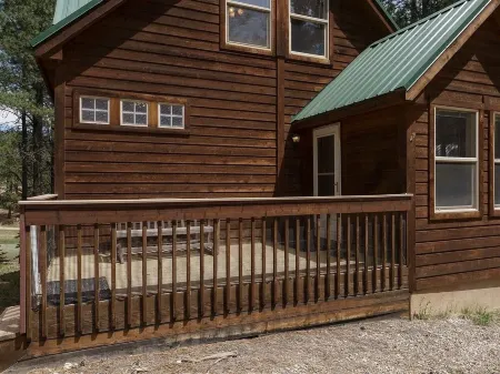 Chalet-Style Retreat on the Green, Close to Ski Slopes - Sleeps 8-12