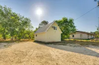 < 1 Mi to Main St: Quiet Home w/ Yard in Stockdale
