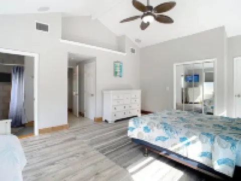 Charming home right off the main river. short paddle to hospital hole.