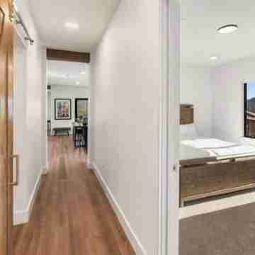 Luxurious Ski-In/Ski out adjacent Ski Slope side! Rooms