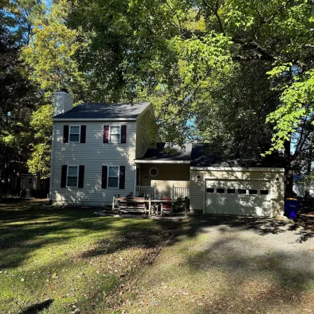 Charming 3-bedroom house with Screened deck, Community Bay/Pool Access and more!