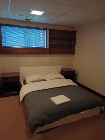 Budget basement room with shared washroom Отели рядом с достопримечательностью «Университет Саймона Фрезера»