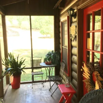 Romantic cabin on horse farm just 6 miles away from historic downtown Dahlonega,