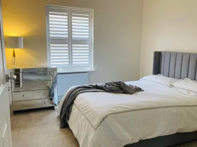 House-Sleeps 8 -Parking-Garden Hotels near Kettering Railway Station