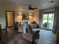 Cozy, comfortable home in a quiet neighborhood! Hotels in Clarendon