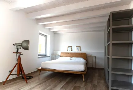 Historic lakefront residence elegantly furnished Отели рядом с достопримечательностью «Camping Baldo»