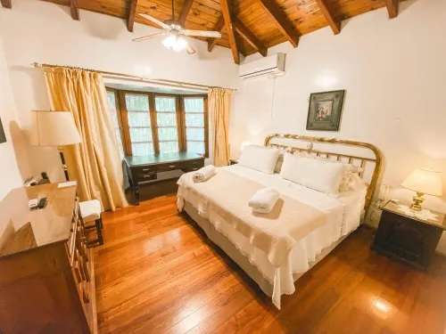 MARAVILLOSA CASA DE VERANO, EN CHACRAS DE CORIA 3 HABITACIONES 2 BANOS COCINA