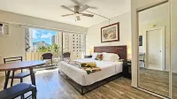 Comfortable King Bed Waikiki Studio 2 mins walk to Beach with WiFi & AC