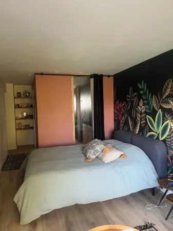 Townhouse with garden 7 minutes from Les Halles and 10 minutes from the beach! Отели в г. Лорьян