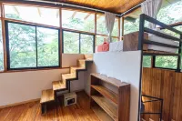 Beach&Jungle Jem; spacious 4 br/2 bath +pool!2 min walk to beach!For Fam/Groups.