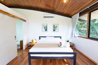 Beach&Jungle Jem; spacious 4 br/2 bath +pool!2 min walk to beach!For Fam/Groups. Hotels near Mar azul