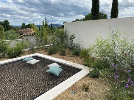 Villa between Avignon and Nîmes with heated outdoor pool on request.