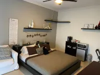 Spacious Studio with King Bed Private entrance in pleasant Pembroke Pines