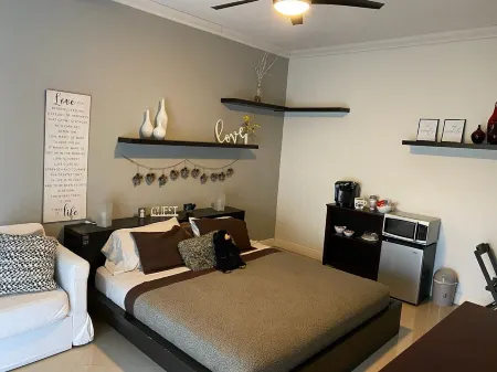 Spacious Studio with King Bed Private entrance in pleasant Pembroke Pines Отели в г. Пемброк-Пайнс