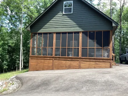 Brand new beautiful, quiet, and spacious 3-bedroom house next to Pickwick Lake Отели рядом с достопримечательностью «Парк штата Пиквик Ландинг»