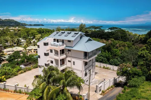 Aran Apartments - Enfys: Modern, spacious apartment at Au Cap. Hotels in Au Cap