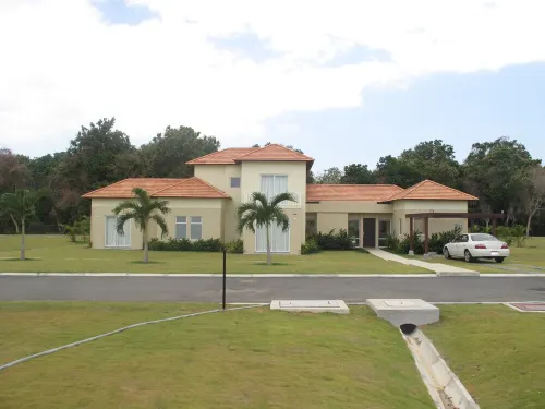 Beautiful 4 bedroom 3.5 bath Villa in Golf and Beachfront Community!