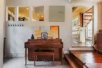 Beautiful three-bedroom shoreline house