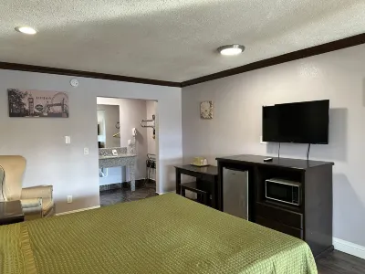 Circle City Inn Hotels near Corona Art Gallery