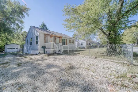 The Green Acres Cottage - Charming 2 Bedroom near S&T and Acorn Trail in Rolla.
