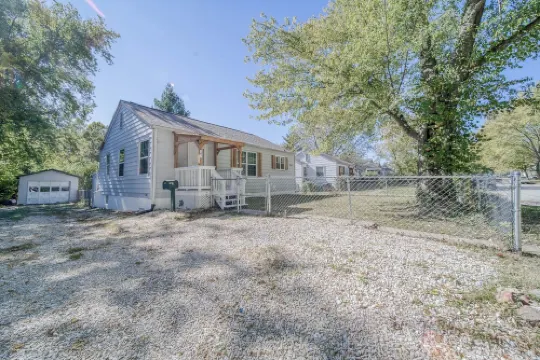 The Green Acres Cottage - Charming 2 Bedroom near S&T and Acorn Trail in Rolla.