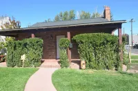 Charming 2-bedroom bungalow with WiFi, AC close to downtown & next to LA Bakery.