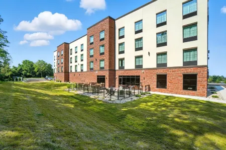 Cobblestone Hotel & Suites-Bellefontaine Отели в г. Расселлс Пойнт