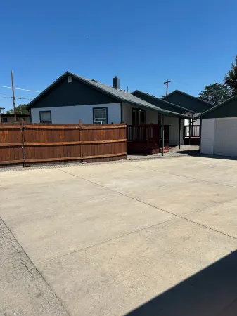 Brilliant 4-bedroom house with AC in Arvada! Family and Pet friendly, Отели рядом с достопримечательностью «Парк Хоскинсон»