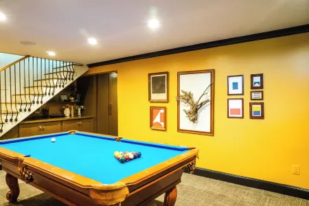 Modern Lake Champlain Lake House with Private Beach and Docks Отели рядом с достопримечательностью «Шарлотт Таун Бич»