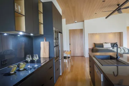 Waterfront Luxury Farm Studio situated on the Gippsland Lakes, Victoria. Отели рядом с достопримечательностью «St Mary's Catholic Church»