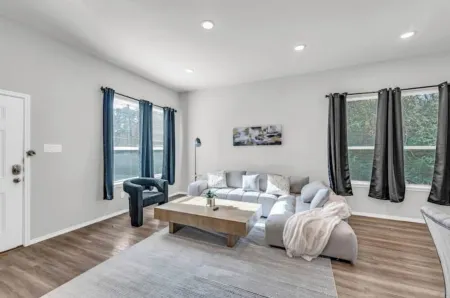 Spacious 4 Bd Home w KING Bed