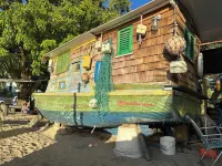 Charming 2-bedroom house on fabulous West Coast with AC, WiFi Hotels in Douglas