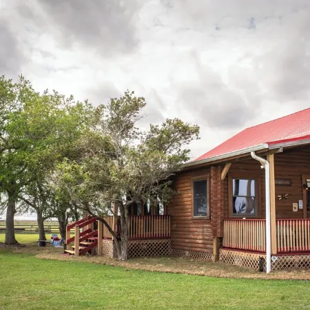 Peaceful Farm Cabin Getaway, 2BR w/ WiFi, AC & Sunrise Views