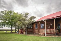 Peaceful Farm Cabin Getaway, 2BR w/ WiFi, AC & Sunrise Views