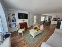 Spacious Decorated Apartment: Your Perfect Stylish Living Space Hotels in Manistee