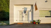 1-bedroom apartment, sleeps 4, in lovely Pilot Mountain-walk to Main st! Unit 2