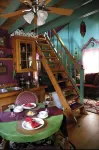 Secluded Romantic Dollhouse BnB in Downtown Historic District