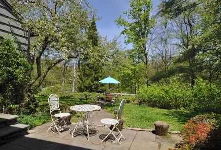 COUNTRY HOME Fenced Backyard, 1 mi. to Town, Kids & Dogs OK!