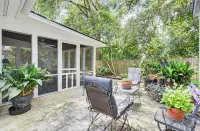 The Bungalow - Charming 2 Bed/2 Bath Guest House on 2 acres in Summerville, SC