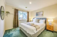 Stayau Family Retreat w/Pool Table in Cranbourne Hotels in Cranbourne