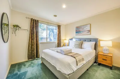 Stayau Family Retreat w/Pool Table in Cranbourne Hotels near Cranbourne
