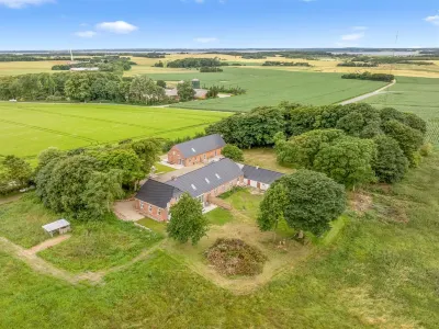 "Geraldine" - 3.5km to the Fjord Hotels near Spøttrup Borg