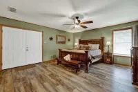 Gettin' Guada Loopy with Hot Tub & Riverfront Hotels in Geronimo