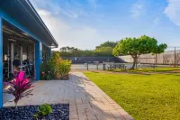 Charming Bungalow with Ocean View Lanai - Picturesque Island Retreat