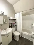 Charming Waterfront Loft + NearShops+Scenic 포터스 크릭 보호관리지구 주변 호텔
